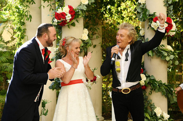 Rod Stewart sings during the wedding of Sharon Cook and Andrew Aitchison at Las Vegas - Photo by Denise Truscello/WireImage