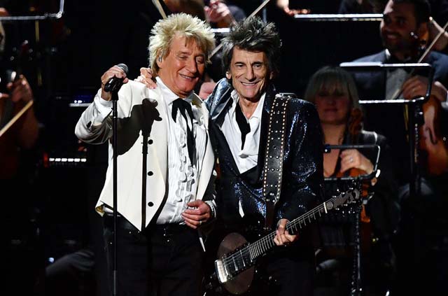 Rod Stewart and Ronnie Wood perform at the BRIT Awards - Photo by Gareth Cattermole/Getty Images