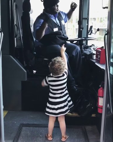 bus driver’s impromptu dance party with little girl