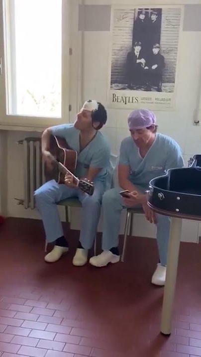 Coronavirus, due chirurghi stanchi e una chitarra: a fine turno i dottori cantano i Radiohead