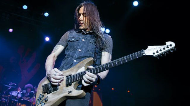 Nuno Bettencourt (Image credit: Neil Lupin/Redferns via Getty Images)