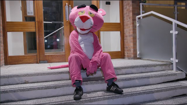 ピンクパンサー姿のファットボーイ スリムがアルバム購入者の自宅をサプライズ訪問 映像公開 Amass