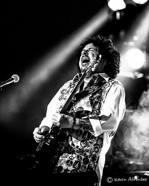 Steve Lukather（PHOTO：Kevin Albinder）
