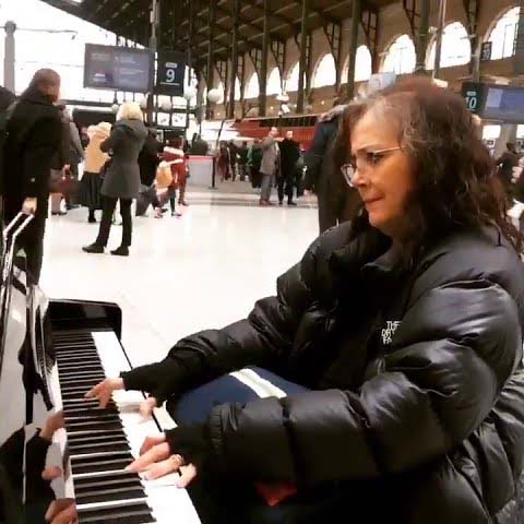 LISA COLEMAN plays POWER FANTASTIC @Paris Train Station