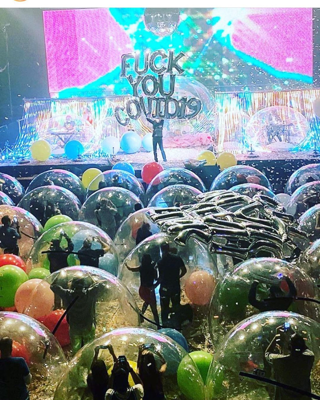 フレーミング・リップス、メンバーや観客が人間サイズの風船の中に入る「世界初バブルコンサート」実施 映像・写真公開 amass