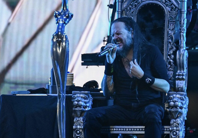 Kornのジョナサン デイヴィス コロナの後遺症に悩まされながらも 玉座を使ってライヴ復帰 Amass