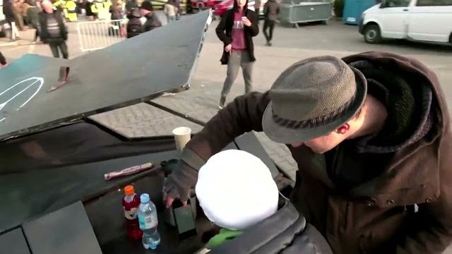 Reuters - 'Piano Man' plays for refugees at Polish border