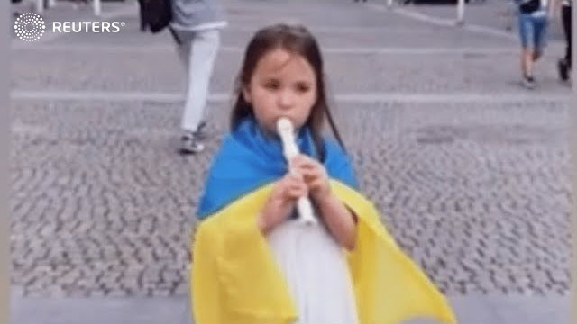 Ukrainian girl plays recorder to raise money for military