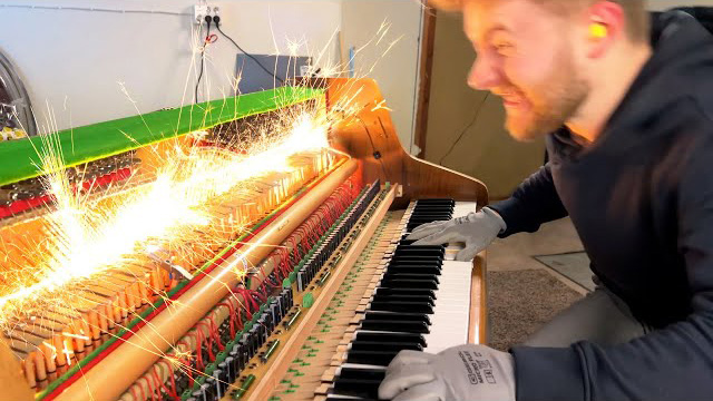 Mattias Krantz - How to NOT make an electric piano ft. @ElectroBOOM