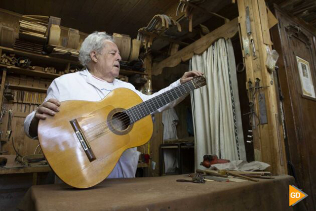 グラナダのギター工房のひとつ　Guitarras Bellido