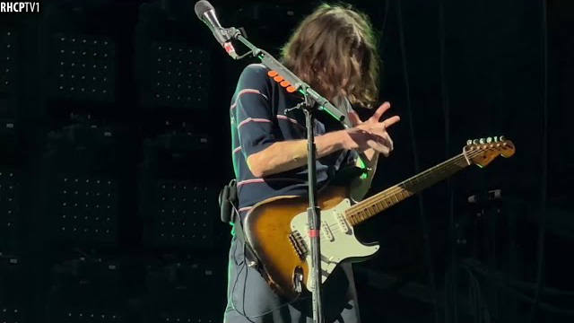 John Frusciante Had To Stretch His Fingers In The Middle Of The Guitar Solo! (Australia 2023)