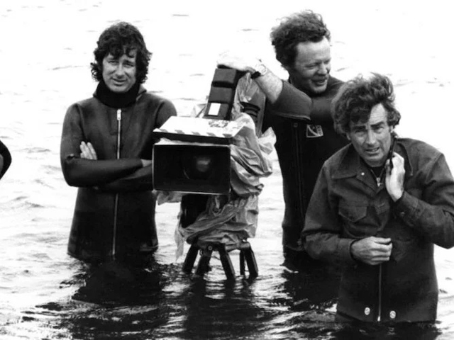 1975年『ジョーズ』の撮影現場：Director Steven Spielberg, camera operator Michael Chapman and cinematographer Bill Butler - Michael Ochs Archives/Getty Images