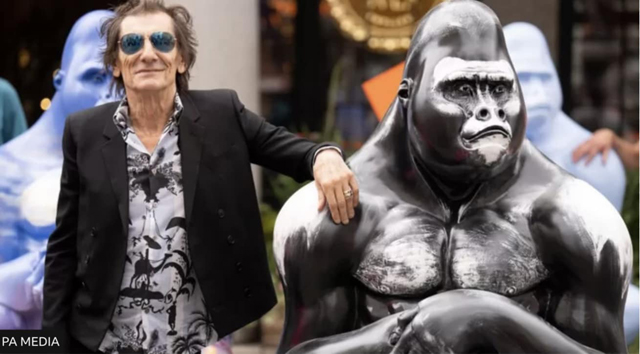 Ronnie Wood and gorilla statue in support of Tusk