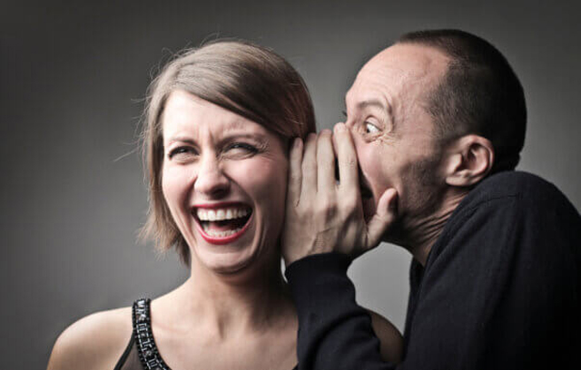 Man sharing a joke with woman (© olly - stock.adobe.com)