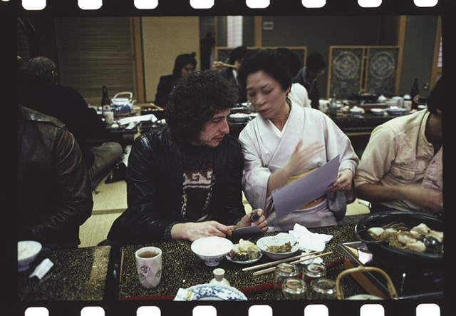 Bob Dylan 京都でのオフショット - Photo by Hirosuke Katsuyama