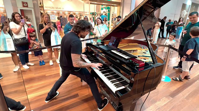 Bon Jovi Livin' On A Prayer (Piano Shopping Mall)