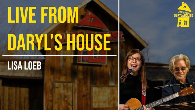 Daryl Hall hosts Lisa Loeb on Live From Daryl's House