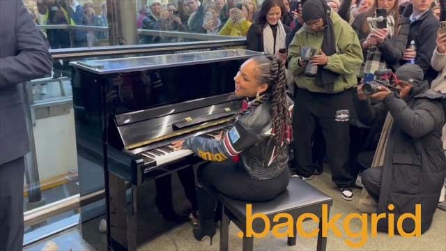 Alicia Keys surprises fans with impromptu performance at St Pancras International station