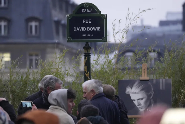 La rue David-Bowie - Copyright 2024 The Associated Press. All rights reserved