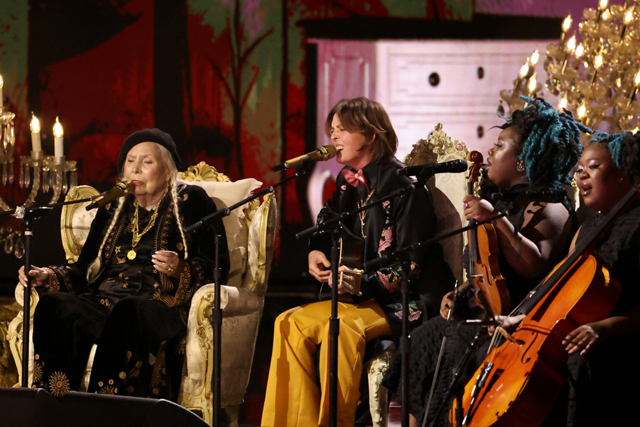 (L-R) Joni Mitchell and Brandi Carlile perform onstage during the 66th GRAMMY Awards (Credit: Amy Sussman/Getty Images)