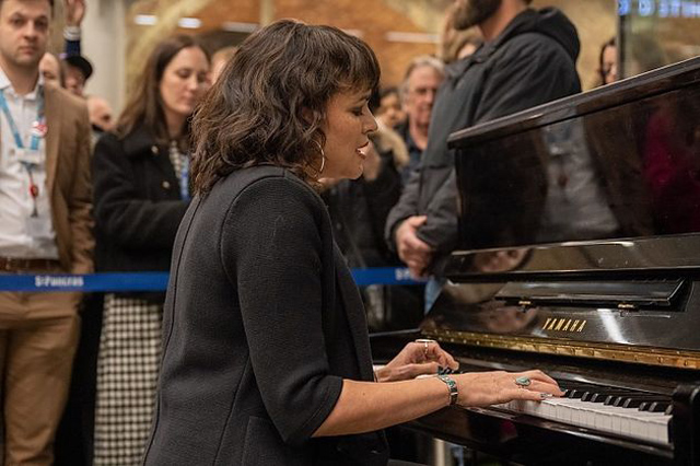 Norah Jones Plays Piano in London’s St. Pancras Station