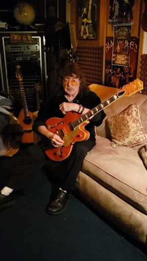 Ritchie Blackmore thanking his idol Duane Eddy for a very special gift