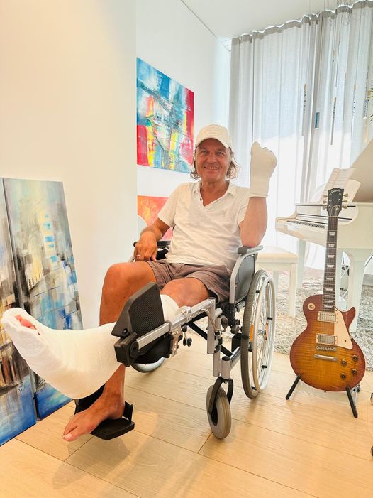 Matthias Jabs with a broken foot and hand