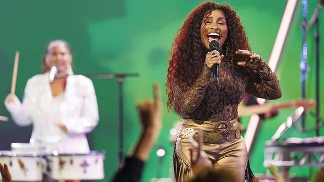 Chaka Khan & Sheila E Perform 