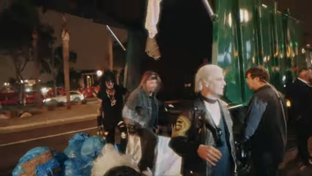 Mötley Crüe gets dumped back out in a trash truck