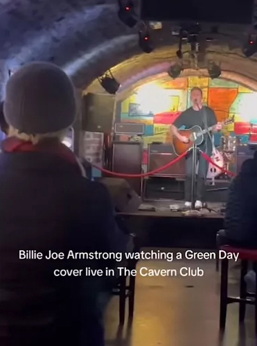 Billie Joe Armstrong watching a Green ay cover