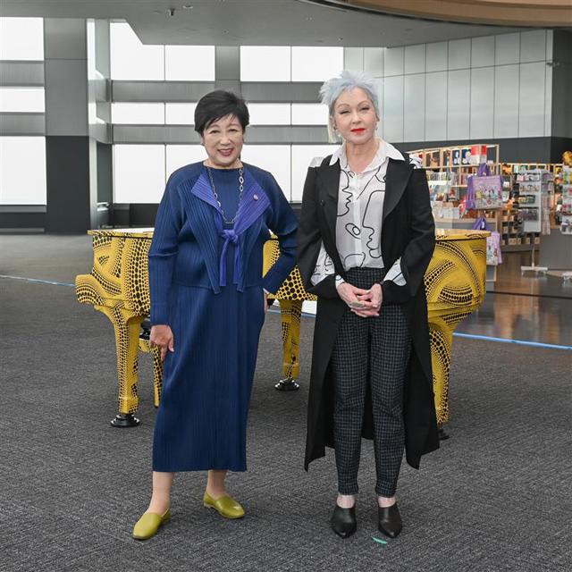 東京都の小池百合子知事とシンディ・ローパー (写真はXアカウント「東京都 観光」より)