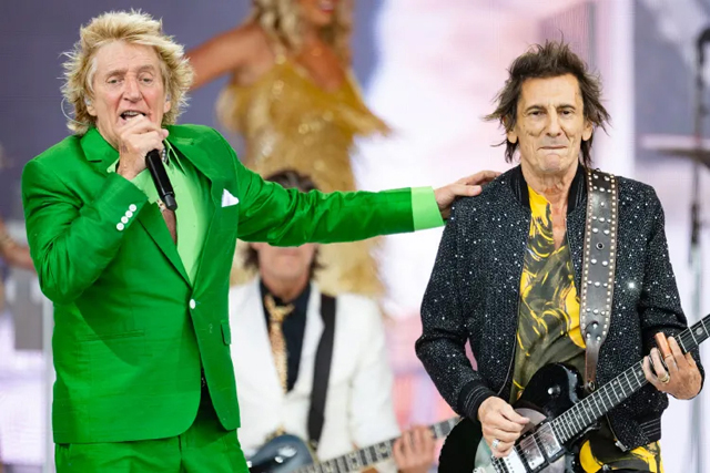 Rod Stewart and Ronnie Wood perform at Glastonbury on June 29, 2025. Credit : Samir Hussein/WireImage