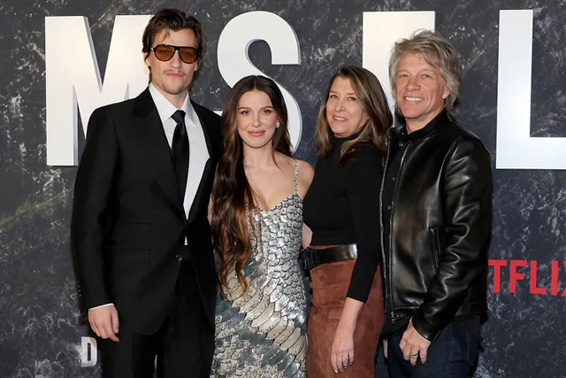 (L-R) Jake Bongiovi, Millie Bobby Brown, Dorothea Hurley and Jon Bon Jovi.　Credit : Dia Dipasupil/Getty