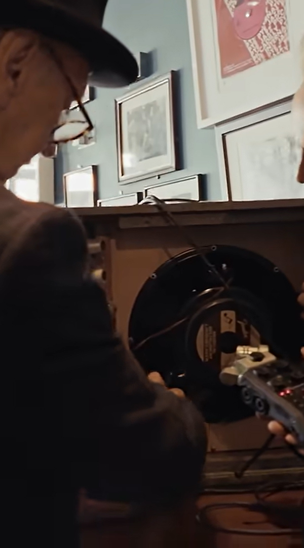 The Kinks - What an incredible moment of Dave showing John Robb how to slash an amp for 'For FUZZ Sake'