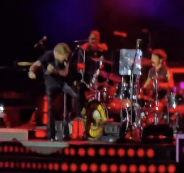 Axl Rose crashing out in Argentina 2nd night 2025