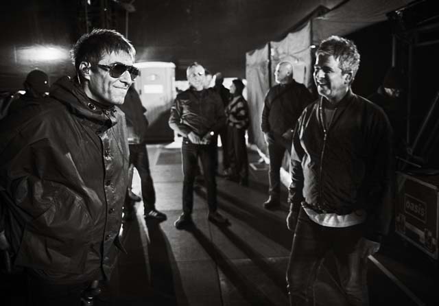 『Oasis Live ’25 Opus』見開き写真（フォトクレジット：Simon Emmett）