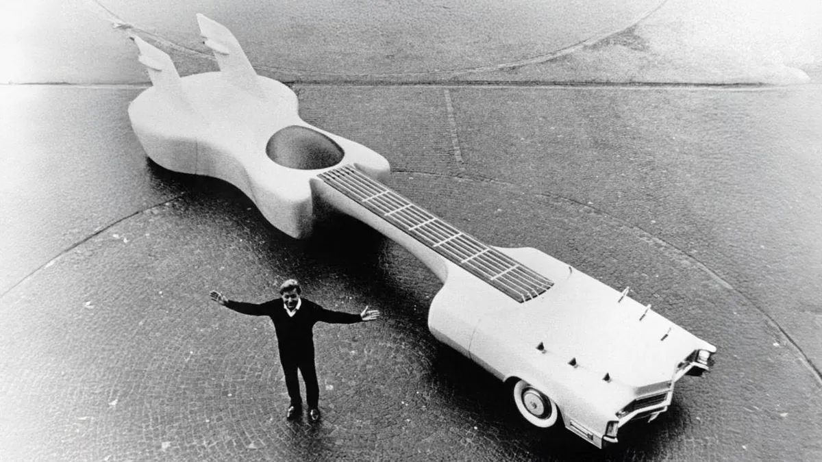 エルヴィス・プレスリーが70年代に所有していた巨大な「ギター